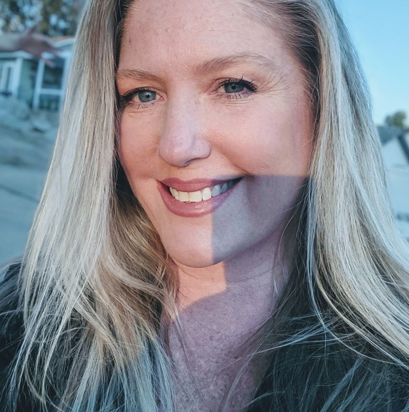 Poshmark profile picture for @hangnail
